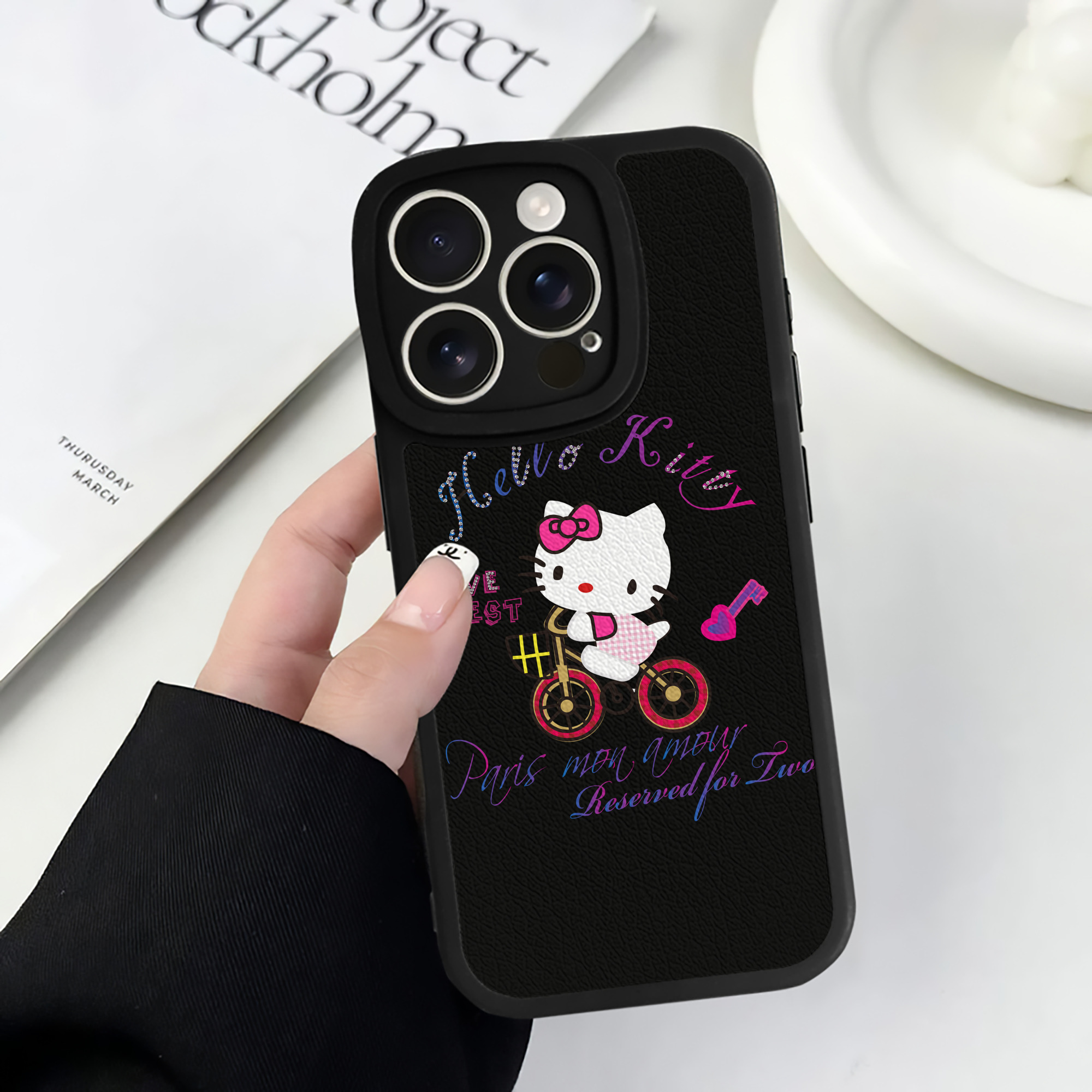（画像用） Hello Kitty ハローキティ 【iPhone 16シリーズ対応】シリコンスマホケース（レザー調） 材質：シリコン